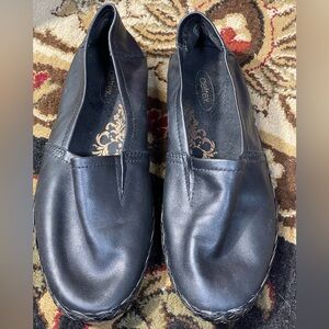 LIKE NEW AETREX BLACK LEATHER FLATS LIKE NEW CONDITION WOMEN’S SIZE 7